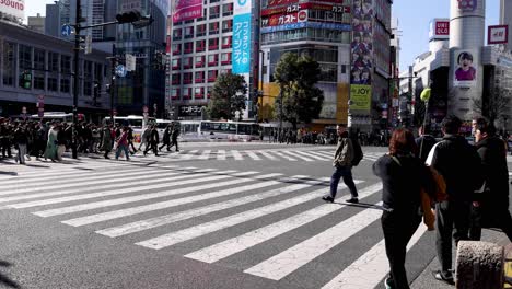 peatones cruzando una intersección urbana ocupada