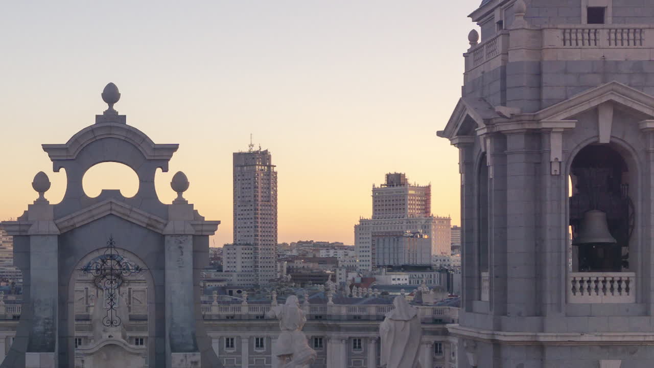 Splendida alba dalla cima della Cattedrale dell'Almudena, Madrid.