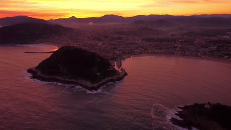 Vista-Aérea-De-La-Región-Del-País-Vasco-De-San-Sebastián-Al-Norte-De-España-Durante-El-Amanecer