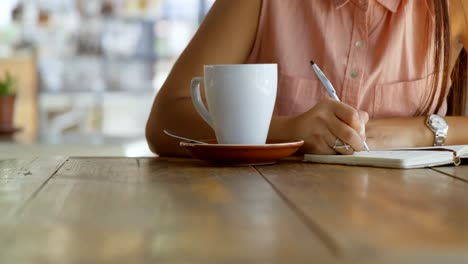 chica adolescente escribiendo en un diario 4k