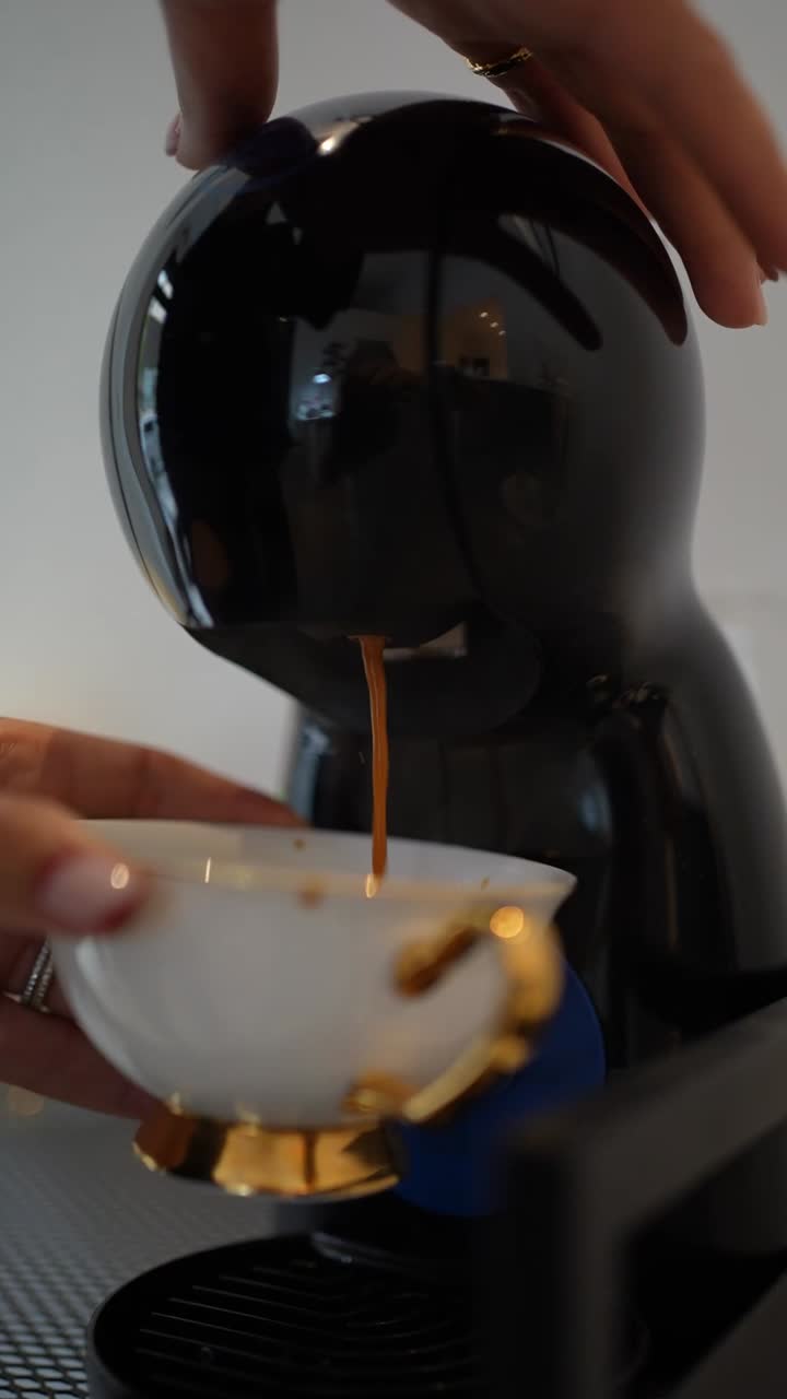 hacer café con una máquina de café
