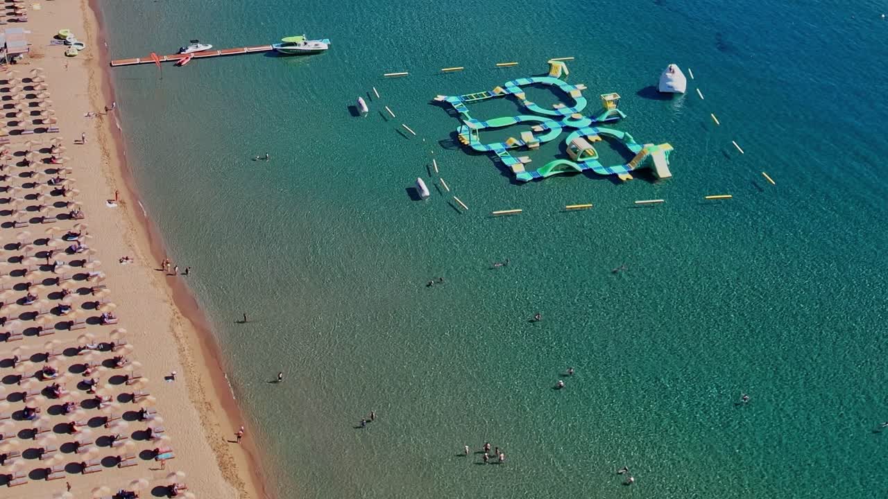 Rodos, Yunanistan’da insanların yaz aktivitelerinin tadını çıkardığı bir plaj sahnesi