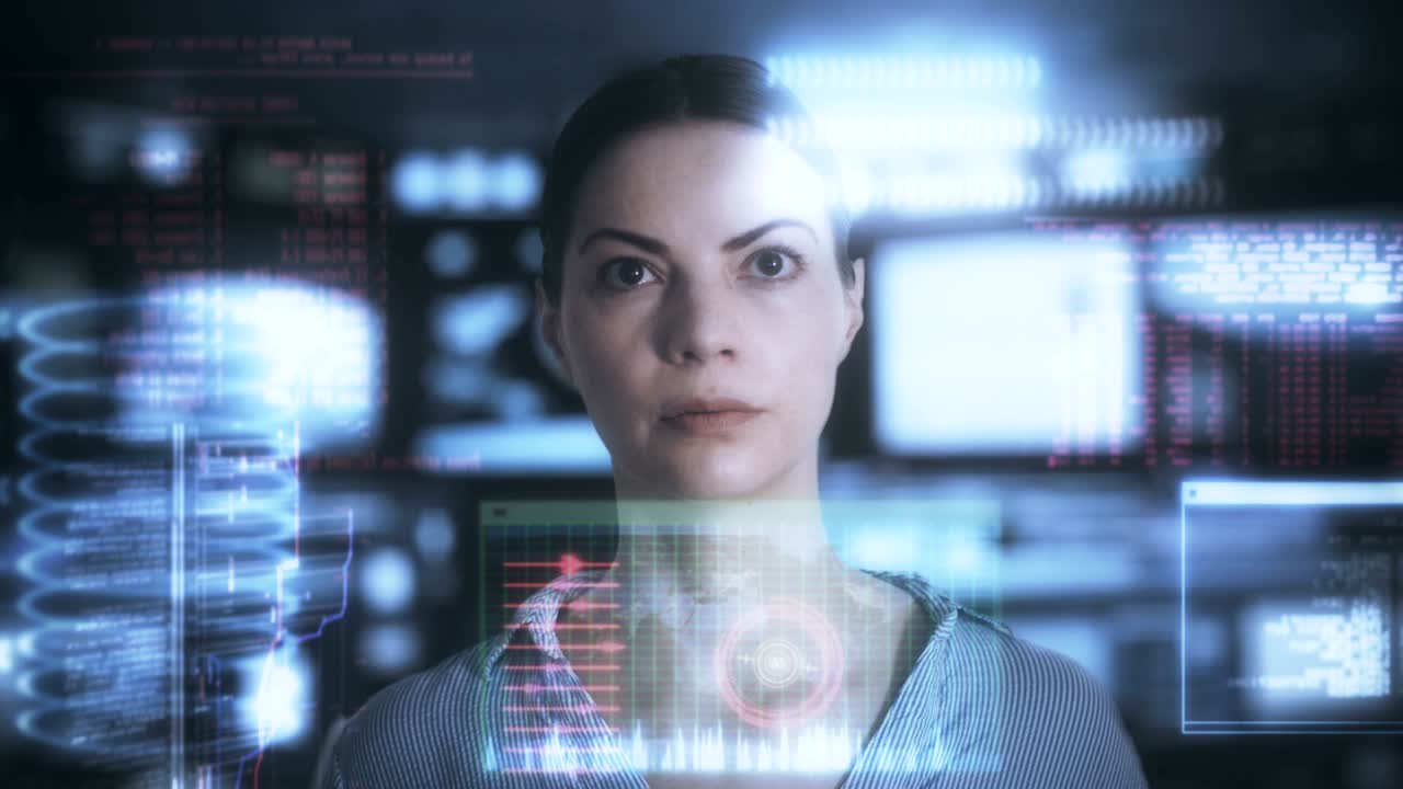 una mujer analizando datos en un lugar de trabajo de alta tecnología.