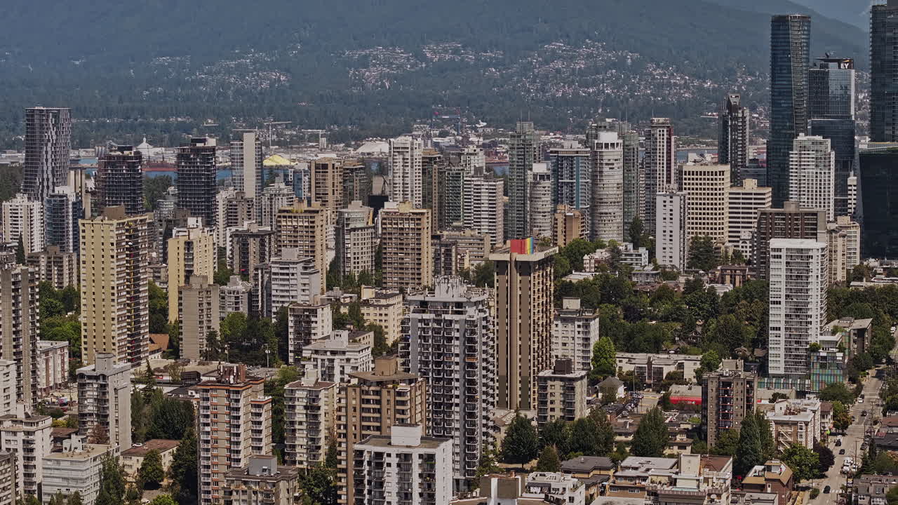 vancouver bc canada aerial v121 zoom tracking shot flyover false creek capturando el paisaje de la ciudad a través del centro y el extremo oeste contra el puerto y el fondo de la montaña - filmado con mavic 3 pro cine - julio 2023