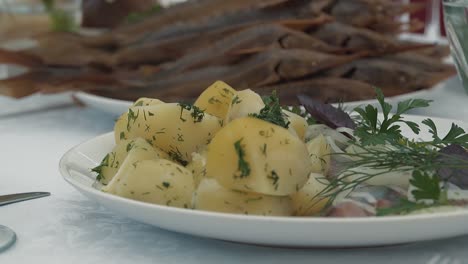 Der-Tisch-Wird-Mit-Ofenkartoffeln-Und-Geräuchertem-Sterlet-Serviert