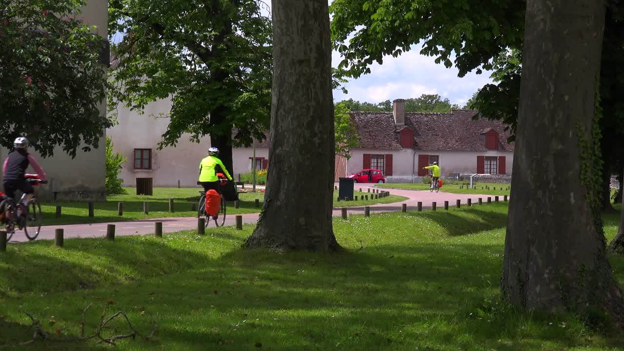 ciclistas andan en bicicleta por la campiña francesa