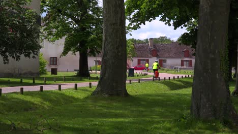 Cyclists-bicycle-through-the-French-countryside