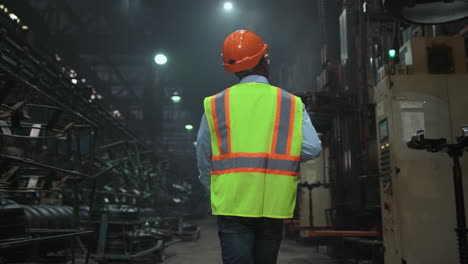 supervisor de hombre irreconocible caminando en el almacenamiento industrial de producción digital.