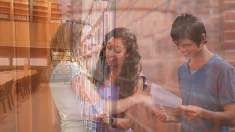 estudiantes que buscan resultados en el primer plano de una biblioteca