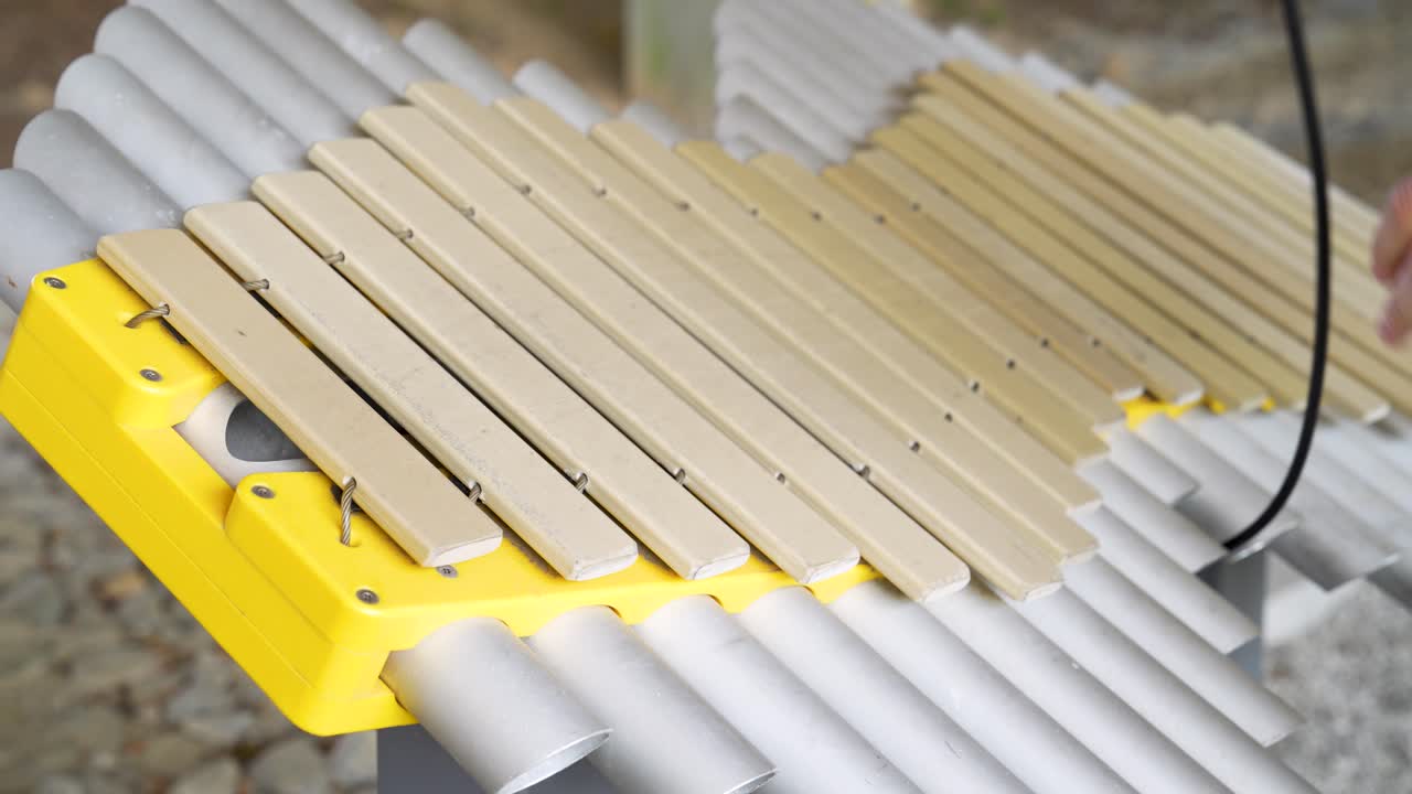 primer plano de tocar un xilófono