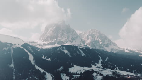 Macizo-Rocoso-De-Montaña-En-La-Nieve,-Grupo-Langkofel,-Dolomitas,-Alto-Adigio,-Italia