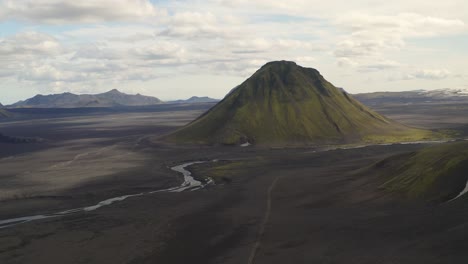 Luftaufnahme,-Die-Den-Fluss-Und-Den-Maelifell-berg-In-Der-Natur-Von-Island-Zeigt