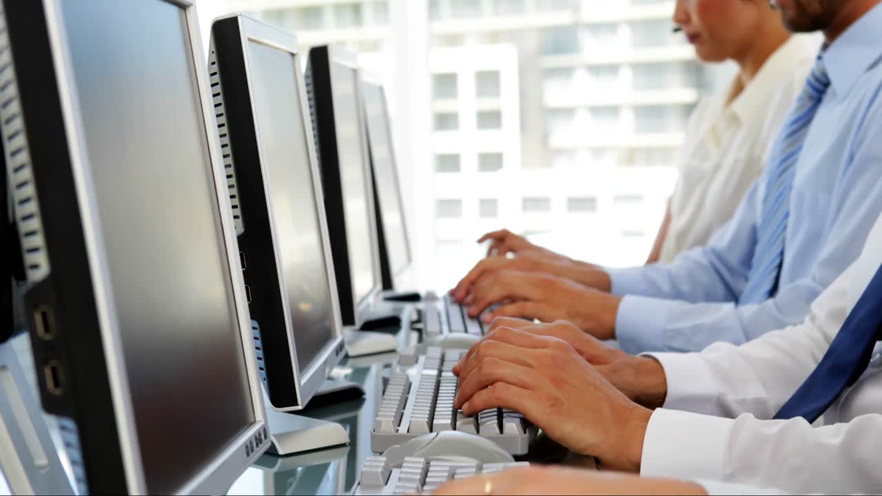 사업가 들 이 타이핑 하고 있다