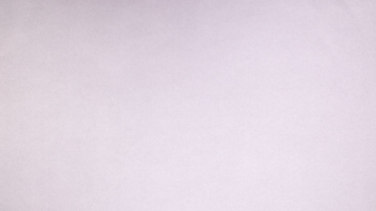 aparece una romántica decoración floral femenina de color rosa.