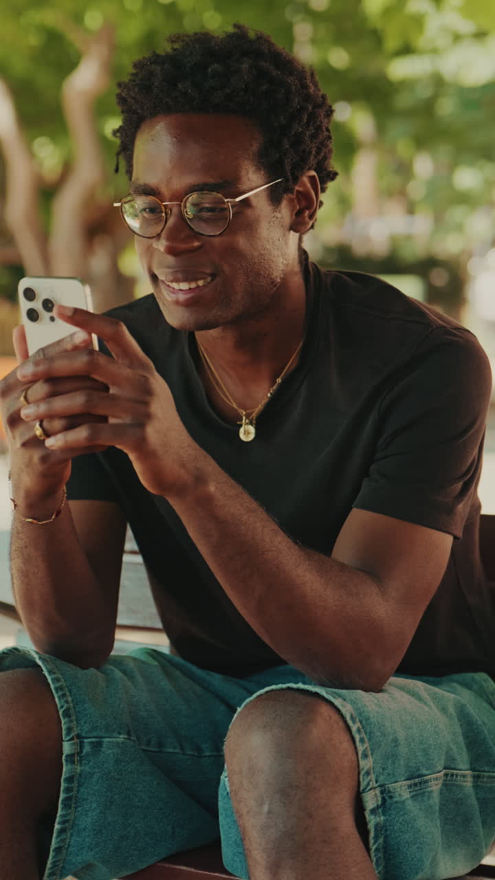 Uomo che usa lo smartphone all'aperto