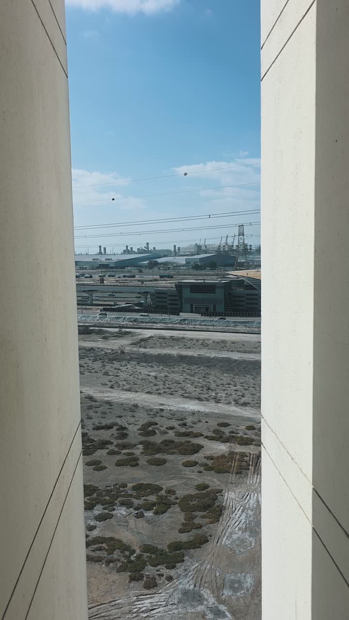 Una vista general de almacenes e instalaciones en la Zona Franca de Jebel Ali (JAFZA) y el Mercado de Comerciantes de Dubái en Dubái, EAU.