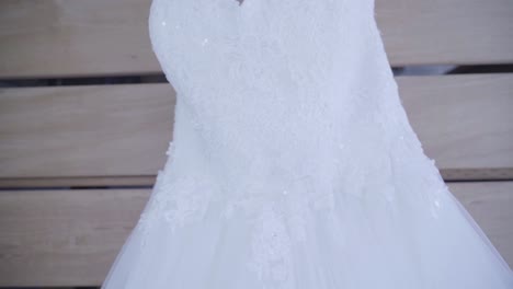 hermoso vestido de novia blanco. inclinación