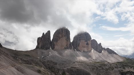 Lapso-De-Tiempo-En-La-Nube-Del-Pico-De-La-Montaña-Tre-Cime-Dilavaredo-En-Los-Dolomitas-Italianos