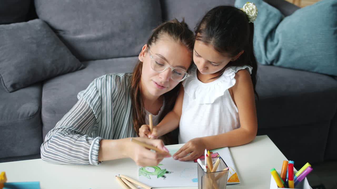 madre e hija dibujando juntos