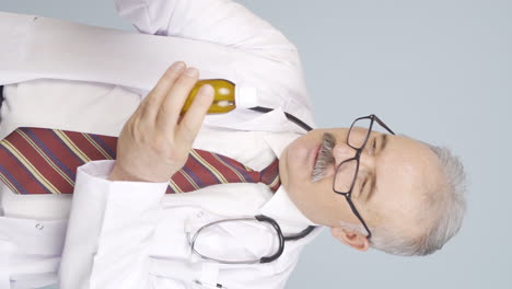 Vertical-video-of-Old-doctor-describing-medicine-on-Facetime.