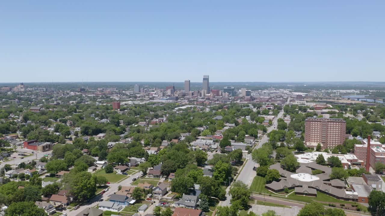 Ripresa aerea di apertura dall'alto con lo skyline di Omaha sullo sfondo.