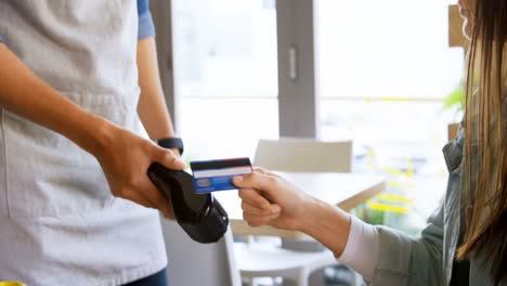 Waiter-taking-payment-by-credit-card-4k