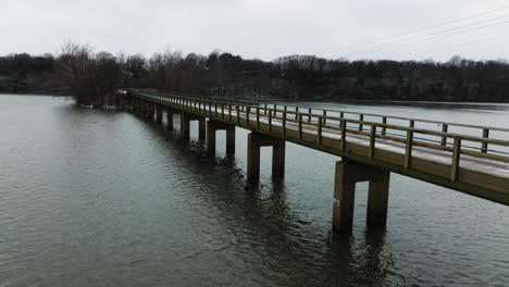 Lake-Sequoyah-Und-Brücke-In-Arkansas,-USA-An-Einem-Trüben-Tag---Drohnenaufnahme