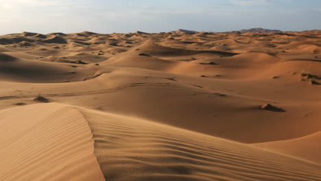 zand dat wegwaait in de saharawoestijn bij merzouga, marokko