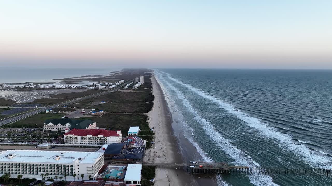 Vista mattutina di una città di villeggiatura costiera e di una spiaggia in Texas
