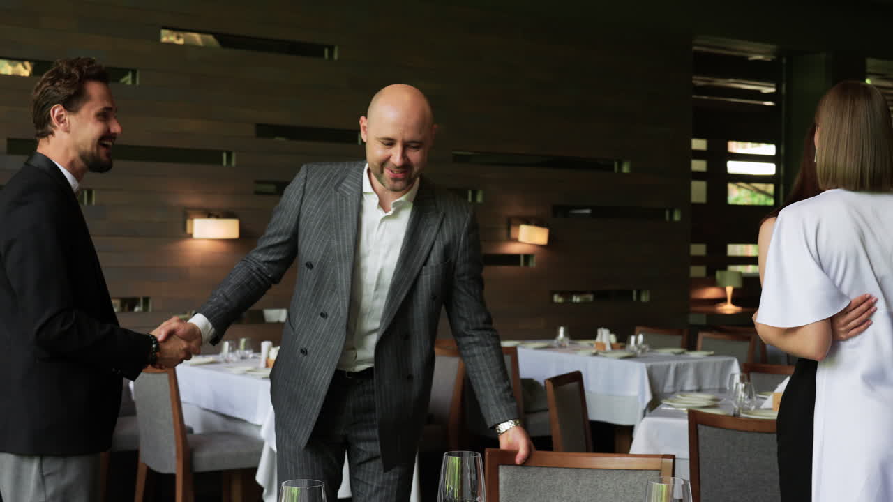Amici in un ristorante