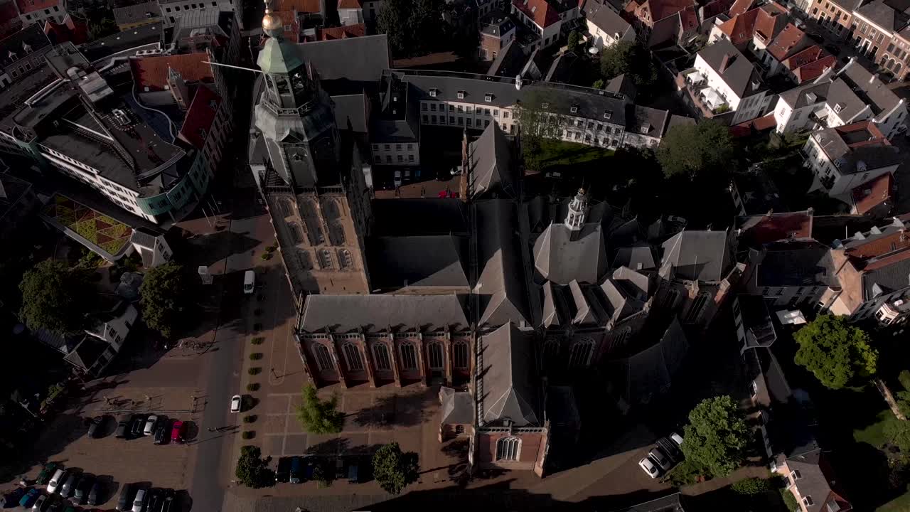 네덜란드의 중세 한자 도시 zutphen에 있는 walburgiskerk 대성당 주변의 더 넓은 마을을 드러내는 후방 공중 운동