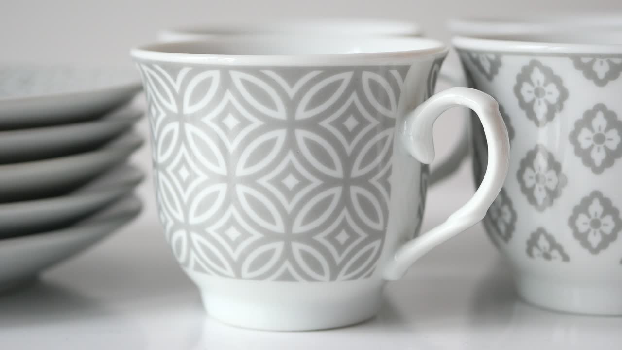 elegantes tazas y platillos de porcelana gris y blanca