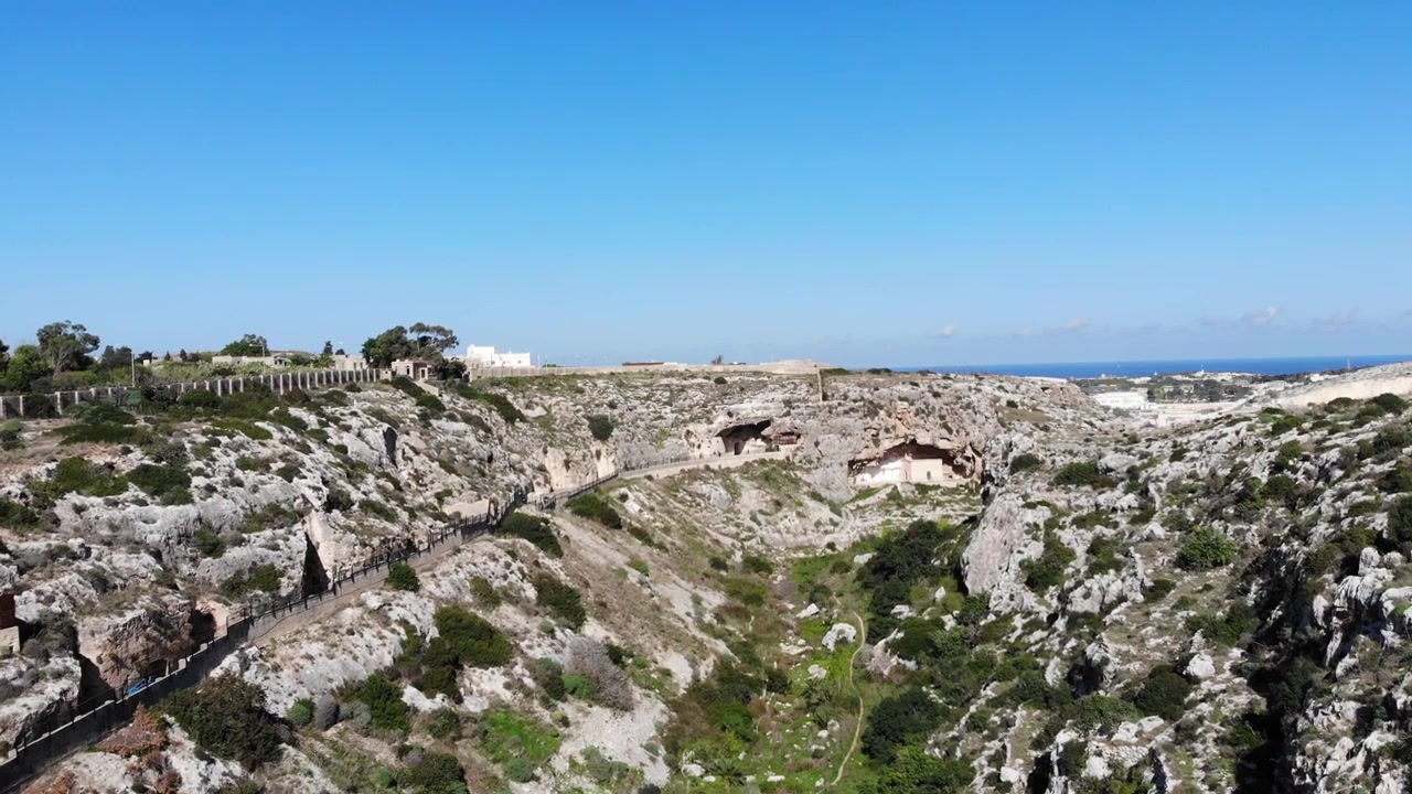 Veduta aerea con drone della valle verde e naturale di Malta.