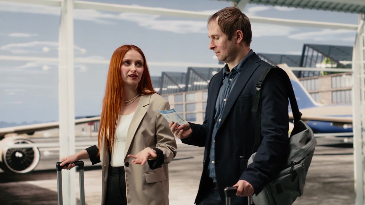 Kobieta i mężczyzna idą razem przez terminal lotniska z dokumentami podróży