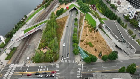 Drone shot of Seattle&#039;s downtown Sculpture Park, cars driving on Elliott Ave