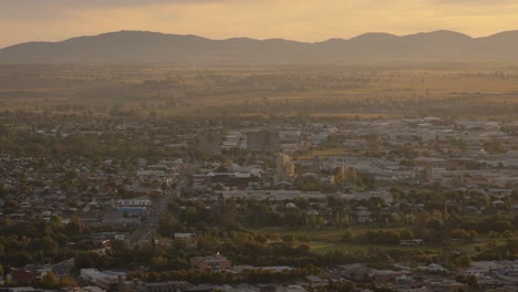 Medium-shot-of-houses-and-businesses-in-Tamworth,-viewed-from-Oxley-Scenic-Lookout,-New-South-Wales,-Australia