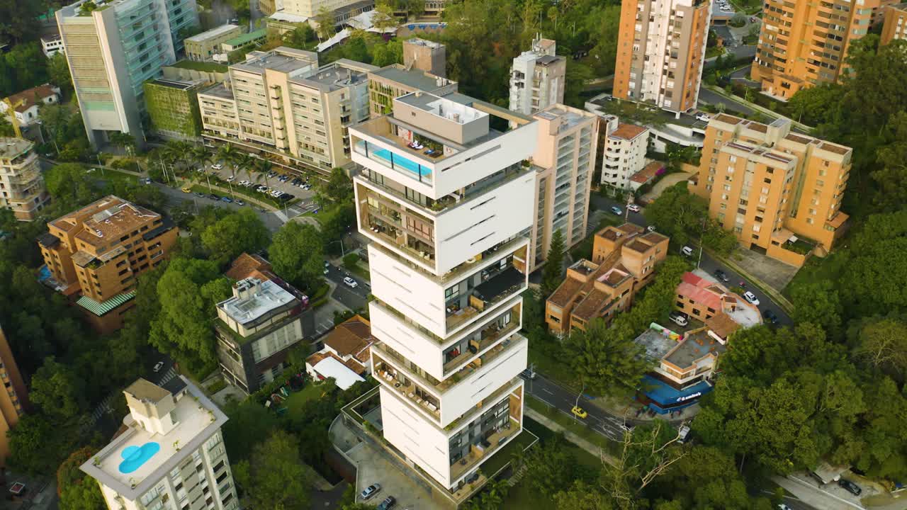 edificio de rascacielos moderno en una ciudad verde y exuberante