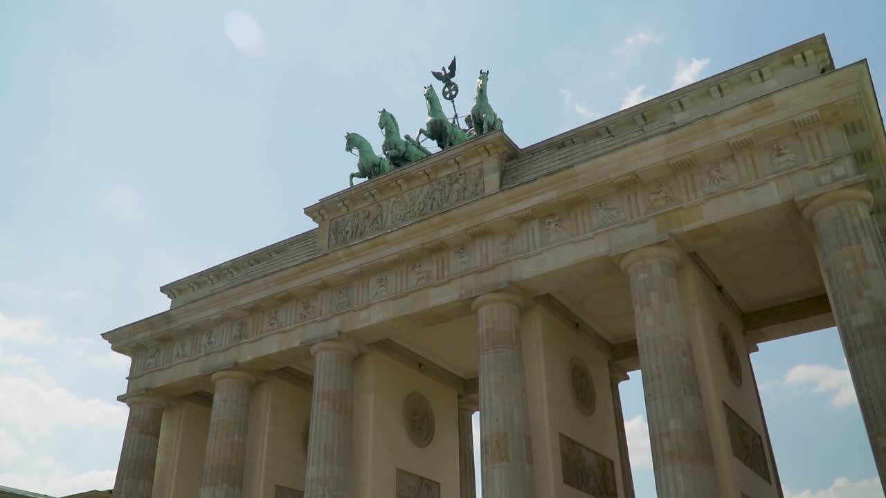 monumento nacional de la puerta de brandenburgo en berlín, alemania - ángulo bajo