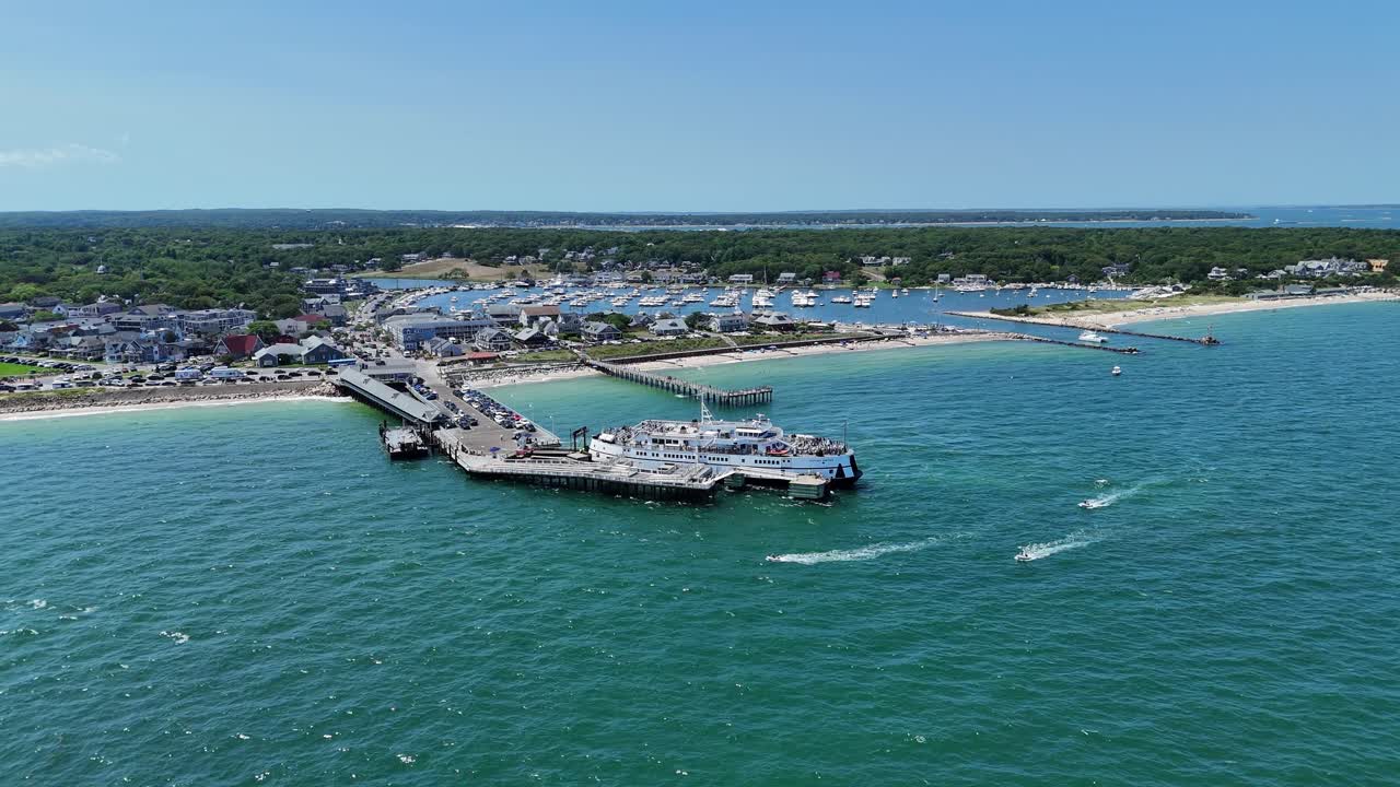 Luftfoto af færgekaj, der strækker sig ud i det turkisblå Atlanterhav med kystbyen Oak Bluffs og havn i baggrunden, Martha's Vineyard, Massachusetts, USA