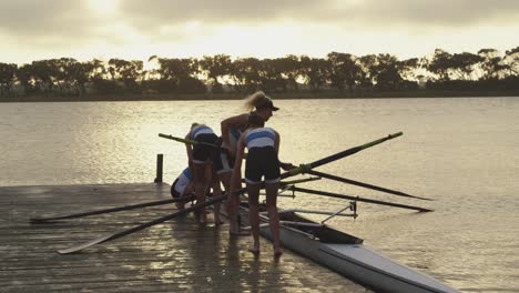 Equipo-De-Remo-Femenino-Entrenando-En-Un-Río.