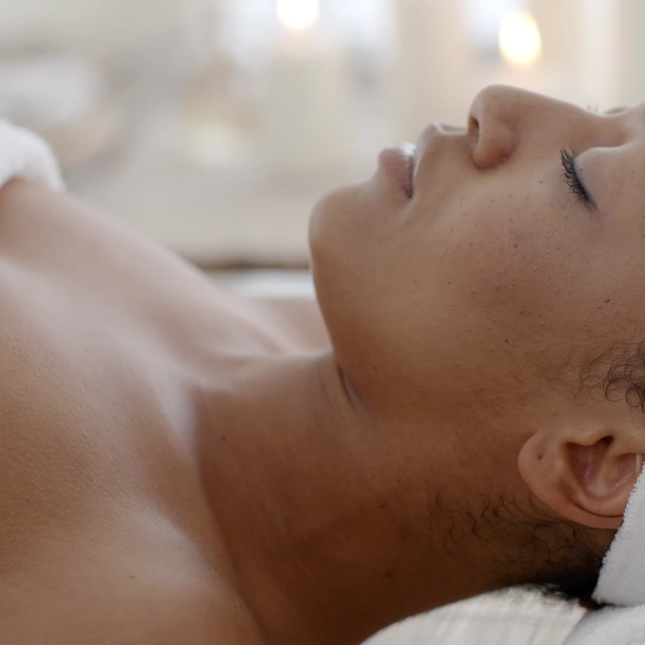 Cerca de la mujer en el resort en spa