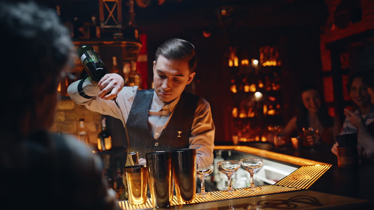 Bartender professionista che prepara drink al bancone di un ristorante di lusso, primo piano