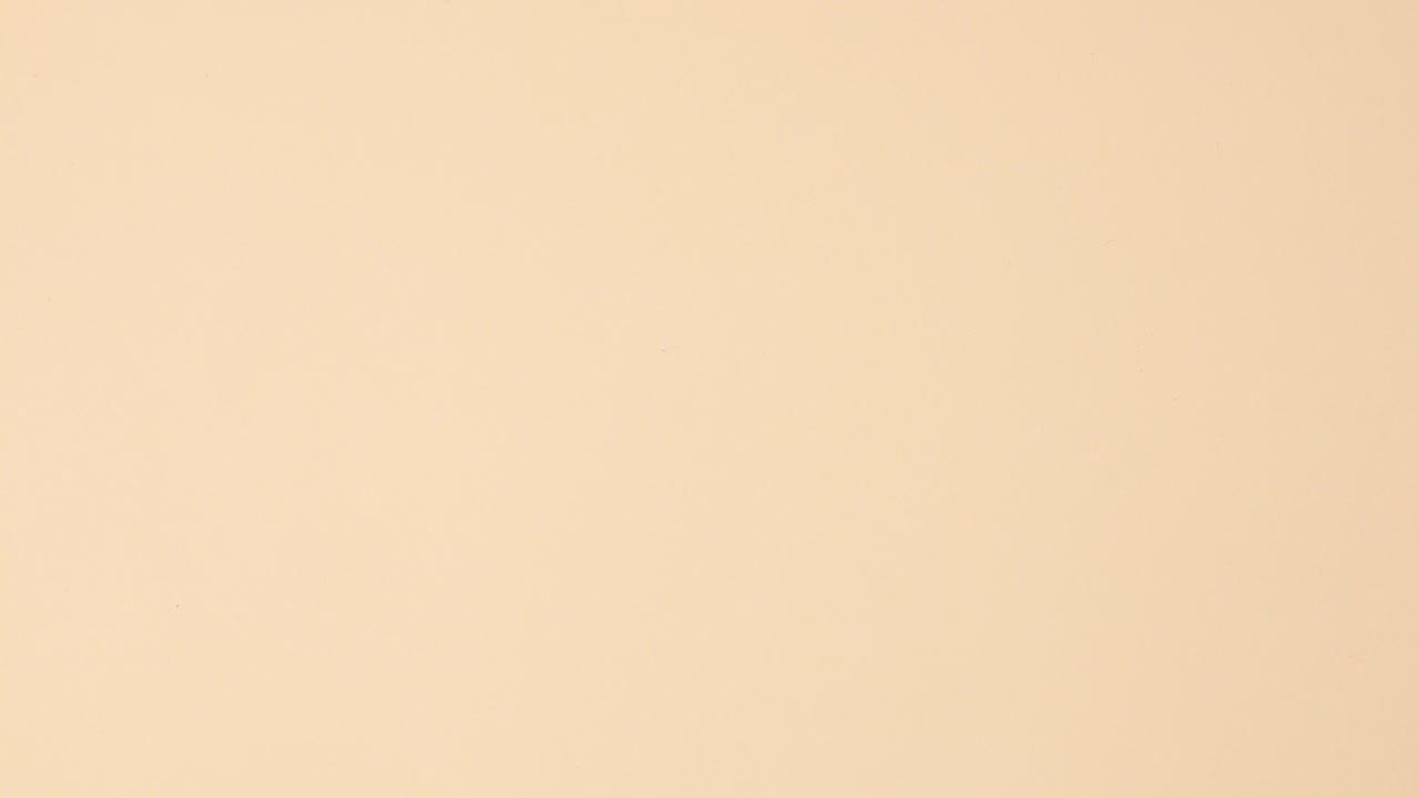 vibrantes botellas de esmalte de uñas vienen y hacen un círculo en fondo beige. detener el movimiento de colocación plana