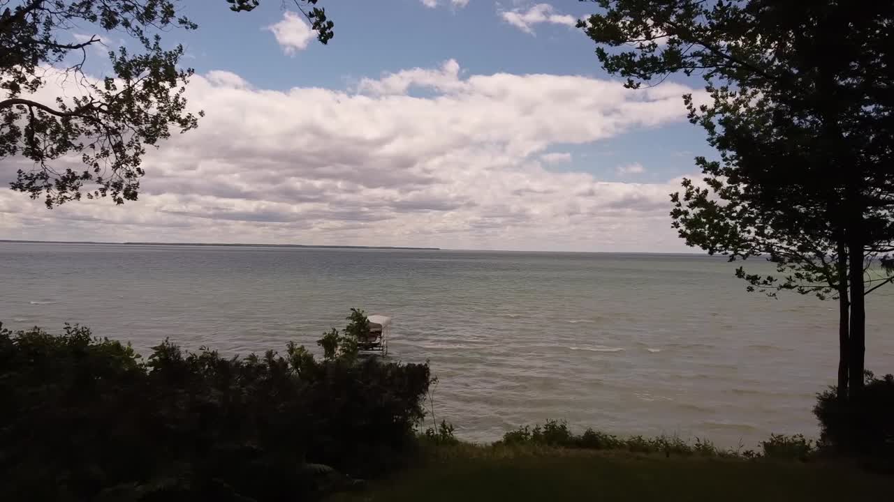 Vignettierte Luftaufnahme, die einen Süßwassersee zeigt.