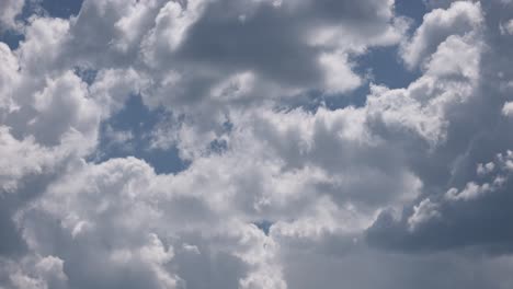 lapso de tiempo de grandes nubes esponjosas y nubes tormentosas más oscuras
