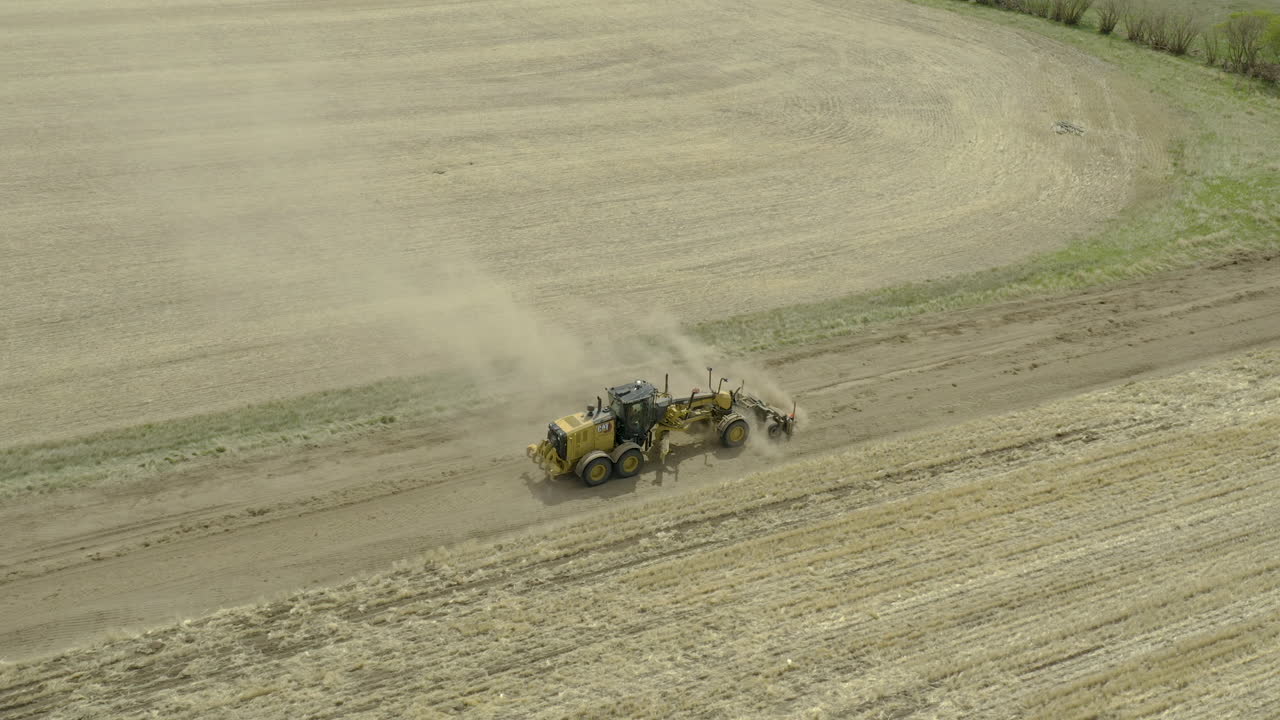 새로운 도로를 건설하는 중장비 그레이더 장비