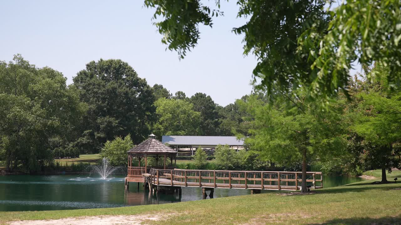 화려한 호수 설정과 함께 즐거운 파빌리온 중앙에 위치, 나무의 울창한 캐노피에 둘러싸여
