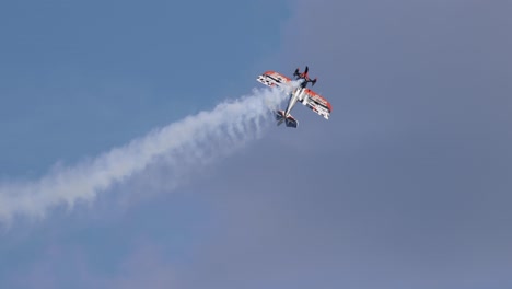 Acrobacias-Aéreas-Extremas-En-El-Cielo-Con-Fuertes-Aceleraciones-Realizadas-Por-Un-Biplano