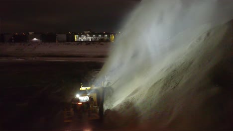 el seguimiento de la vista trasera sigue el soplador disparando montón de nieve añadiendo capa fresca despejada de las carreteras, aérea