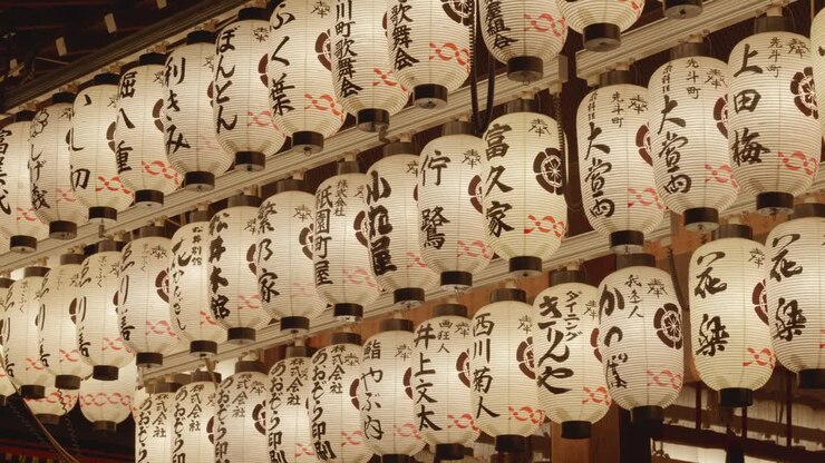 Molte lanterne giapponesi appese a Yasaka Jinja di notte a Gion, Kyoto, Giappone